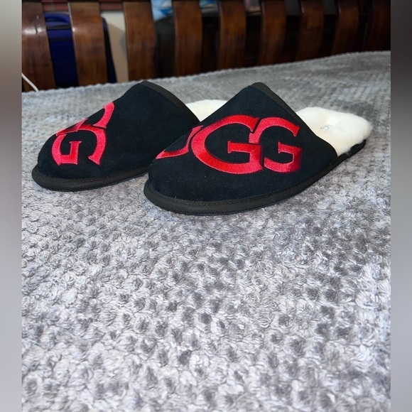 NWT UGG Scuff Logo Mens Slippers Suede Black Red US 8 UK 7 EU 41 main image 9